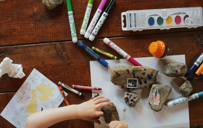 Niño realiza una actividad artística de dibujo en una mesa.