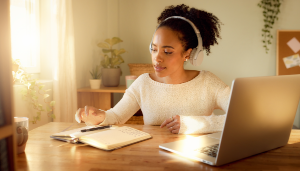 Estudiante afrocolombiana participa en una actividad de formación virtual desde un computador portátil.