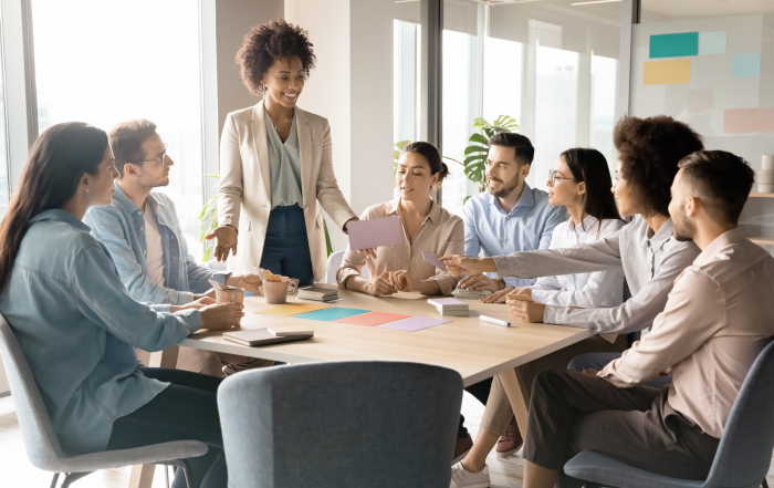 Facilitadora dirige taller empresarial de bienestar emocional. Imagen ilustrativa generada con IA.