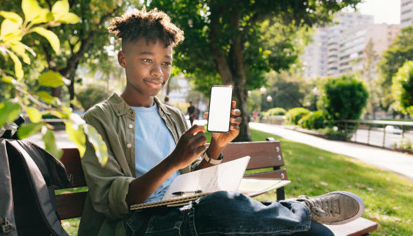 Joven utiliza una herramienta educativa de bienestar desde su teléfono, en una escena ilustrativa.
