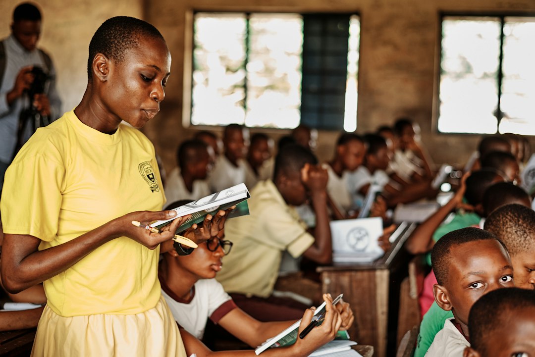 Comunidad afrodescendiente en entorno educativo, fotografía ilustrativa
