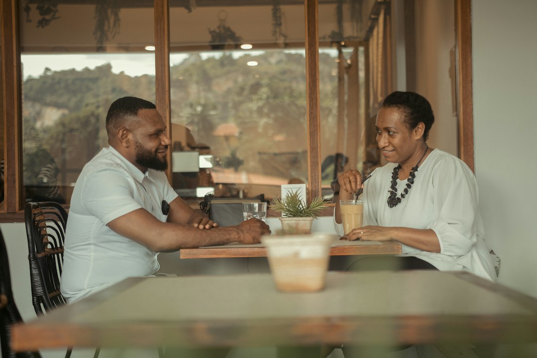 MentalMente Eventos | parejas Pareja afrodescendiente compartiendo un momento en una mesa, fotografía ilustrativa